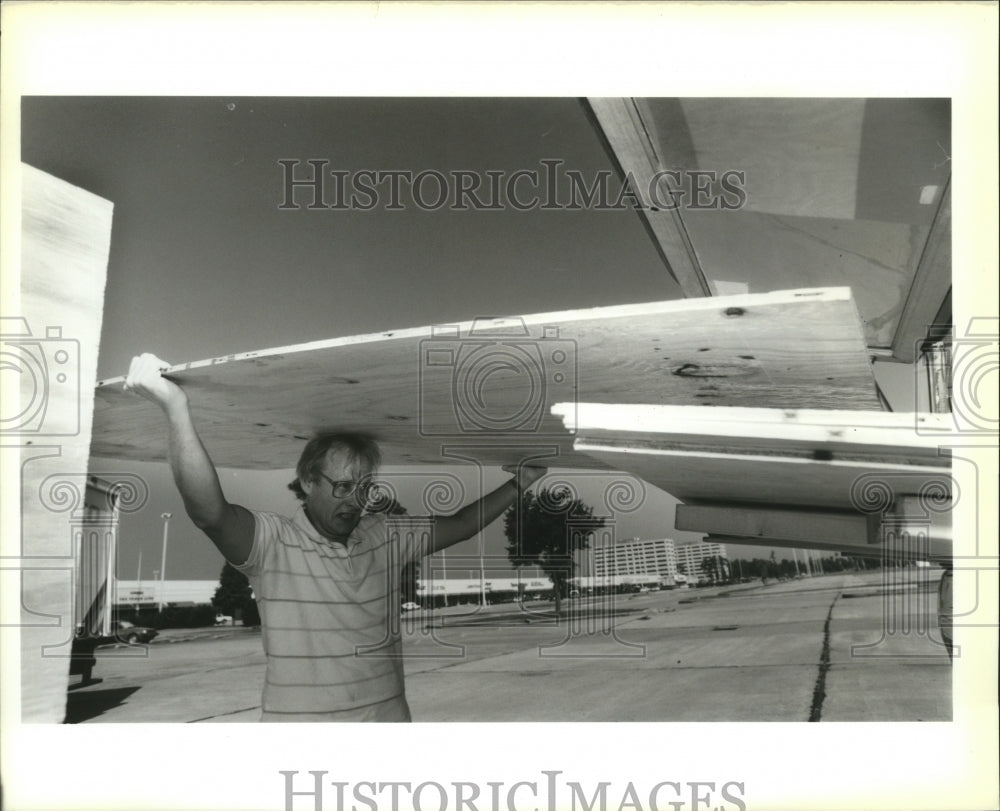 1988 Press Photo Hurricane Gilbert - George Kocke of Metairie loads plywood.- Historic Images