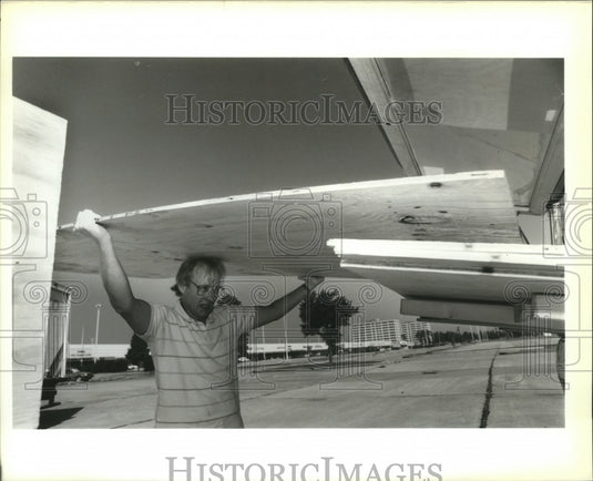 1988 Press Photo Hurricane Gilbert - George Kocke of Metairie loads plywood.- Historic Images