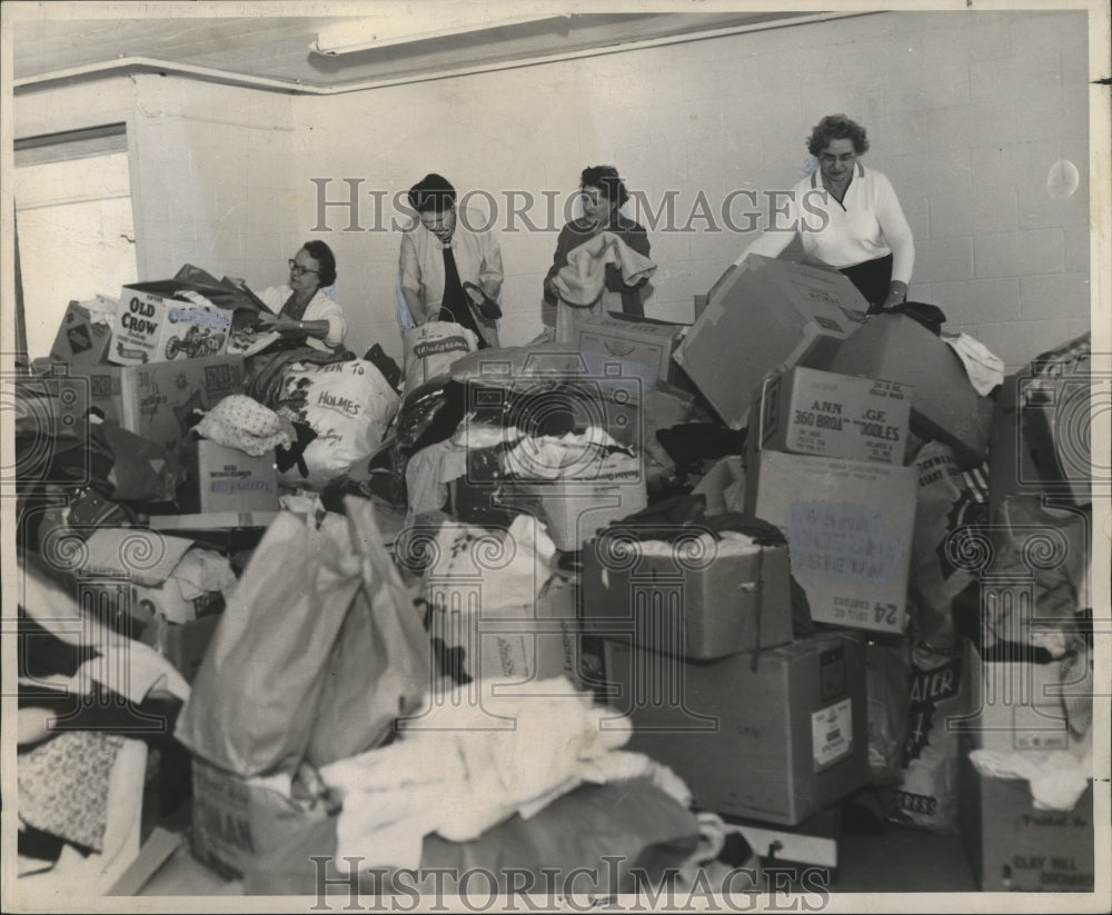 1964 Press Photo Hurricane Hilda - Women of the Moose sort clothing donations.- Historic Images