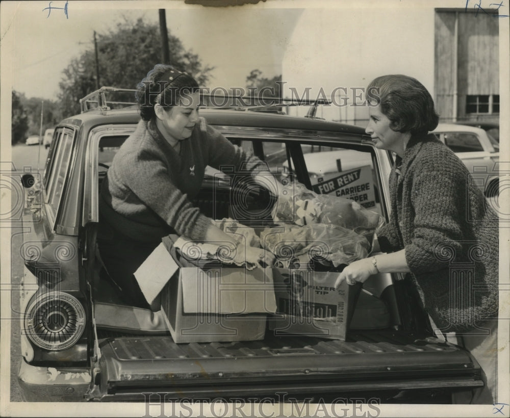 1964 Press Photo Hurricane Hilda - Beth Israel Sisterhood loading donations.- Historic Images