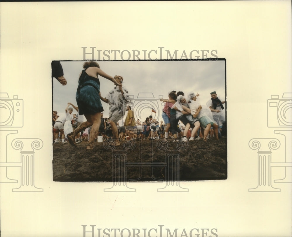 1994 Press Photo New Orleans Jazz Festival - Crowds dance in the mud.- Historic Images