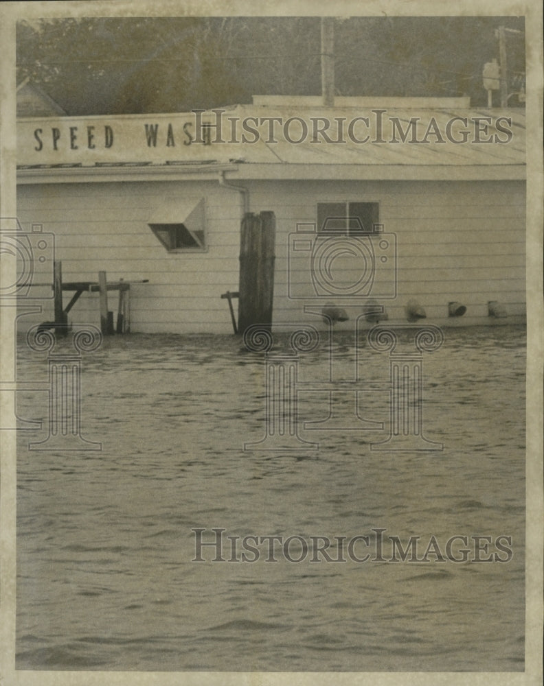 1974 Press Photo Speed Wash Flooded in Hurricane Carmen - noa01352