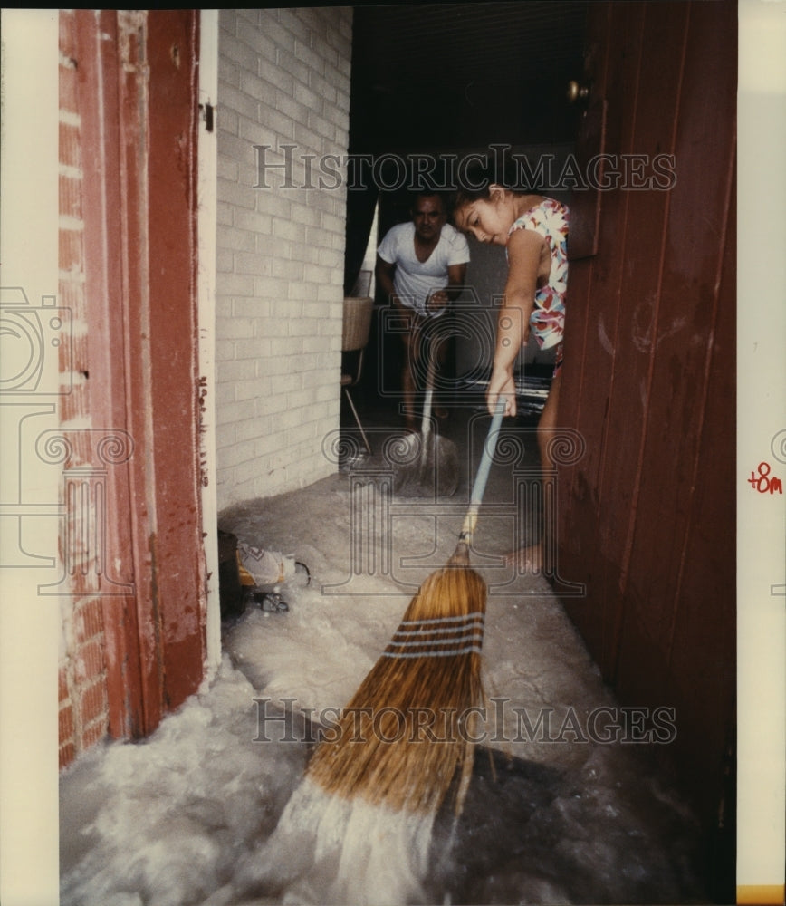 1988 Press Photo Hurricane Gilbert - Yadira Reyes cleans up in Brownsville, TX.- Historic Images