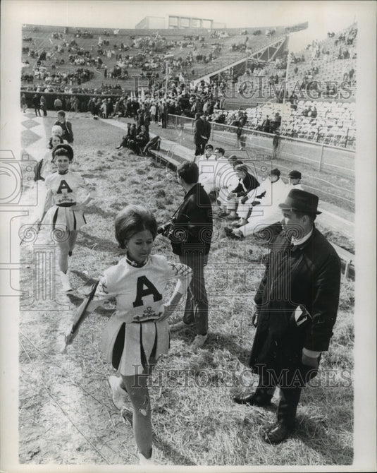 1969 Press Photo Sugar Bowl- Drill team leaves the field at the Sugar Bowl- Historic Images