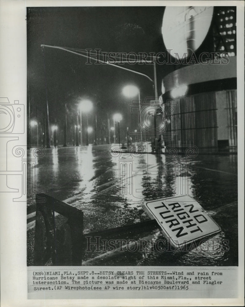 1965 Press Photo Wind and Rain From Hurricane Betsy Made a Dreary Sight in Miami