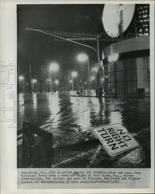 1965 Press Photo Wind and Rain From Hurricane Betsy Made a Dreary Sight in Miami