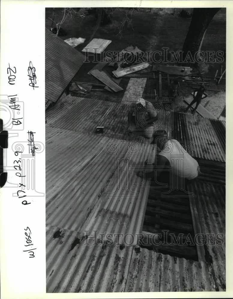  Press Photo Hurricane Andrew- Charles Bolton and Troy Wimberly repair roof .- Historic Images