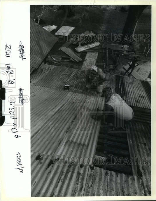  Press Photo Hurricane Andrew- Charles Bolton and Troy Wimberly repair roof .- Historic Images