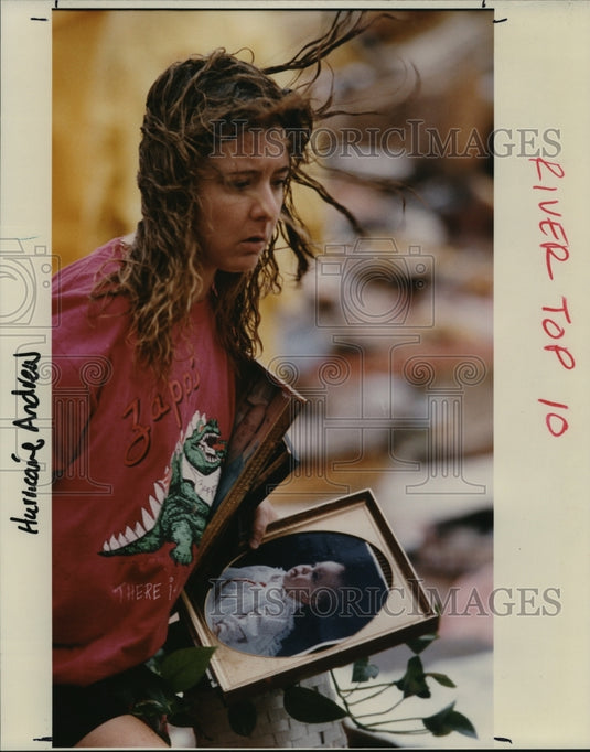 1993 Press Photo Hurricane Andrew-Victim of Hurricane carries a few belongings.- Historic Images