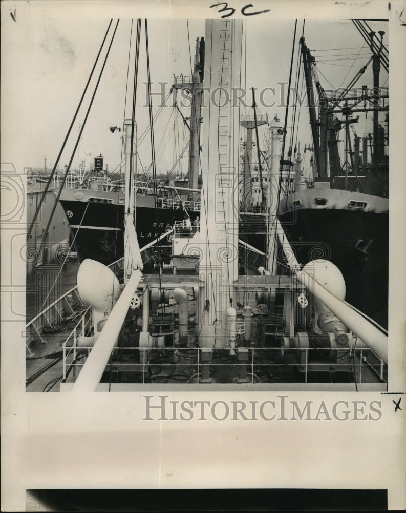 1965 Press Photo Hurricane Betsy - Three Freighters Pushed Together with Damage- Historic Images