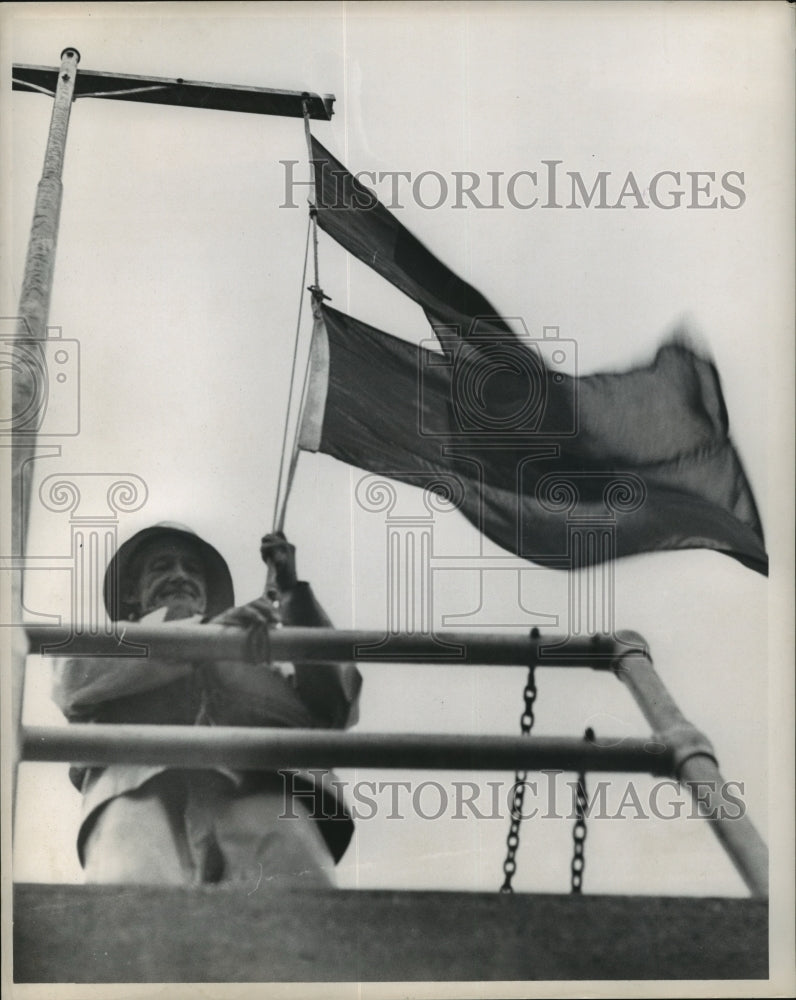 1964 Press Photo Ludward Duplain, Lock Tender, Raising Flag in Louisiana- Historic Images