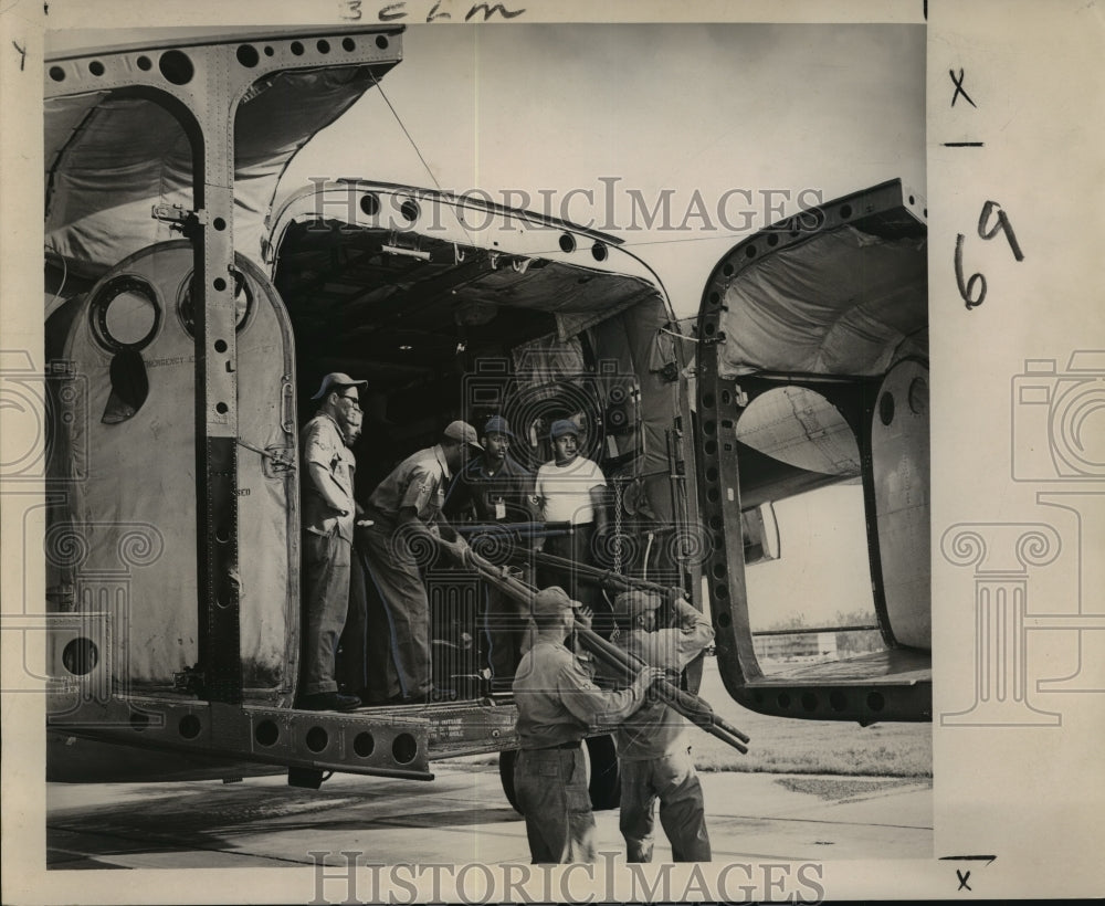 1965 Press Photo Hurricane Betsy- Relief from Federal Government arrives.- Historic Images