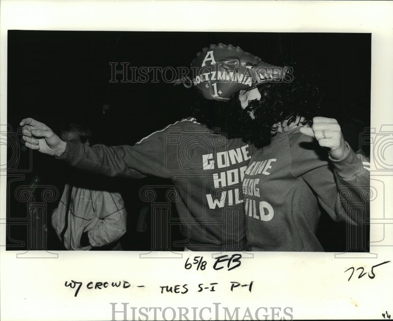 Load image into Gallery viewer, 1979 Press Photo Randy Coger Kisses Valery Gardner in French Quarter Party
