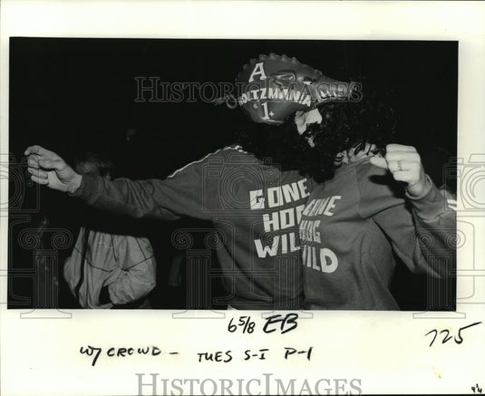 1979 Press Photo Randy Coger Kisses Valery Gardner in French Quarter Party