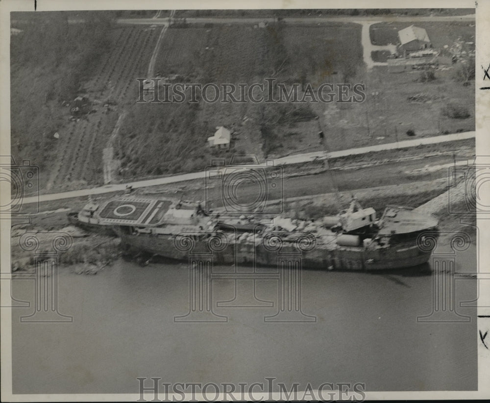 1965 Press Photo Hurricane Betsy - Oil Company Ship Beached in New Orleans
