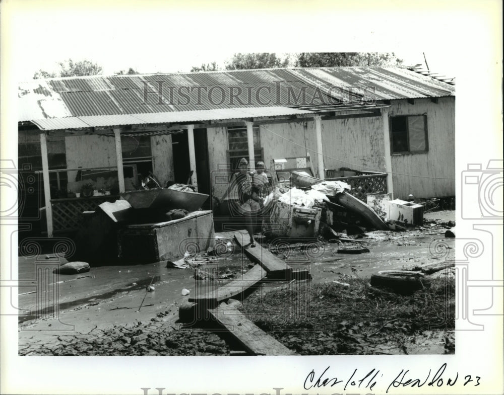 1992 Press Photo Hurricane Andrew- Charlotte Hendon holding relative&#39;s child.- Historic Images