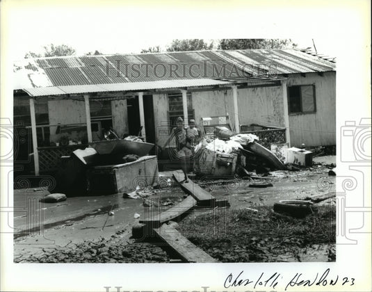 1992 Press Photo Hurricane Andrew- Charlotte Hendon holding relative's child.- Historic Images