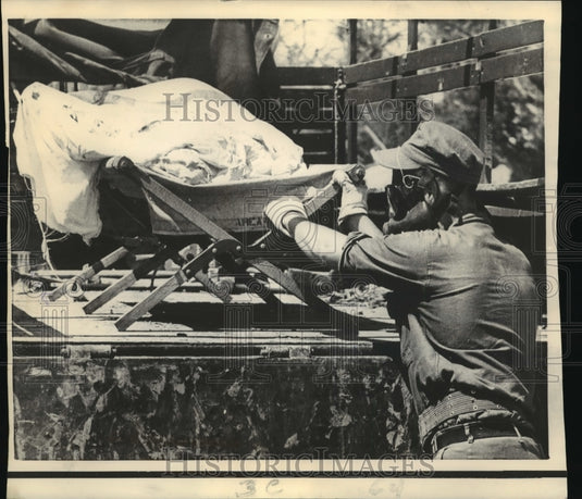 1969 Press Photo Hurricane Camille - A Seabee loads body of a victim on truck.