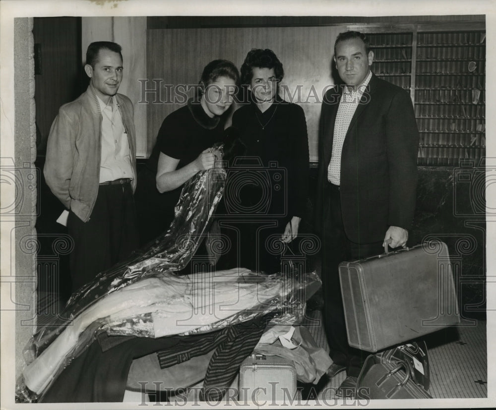 1959 Press Photo Sugar Bowl - Ole Miss fans arrive at the Roosevelt Hotel.- Historic Images