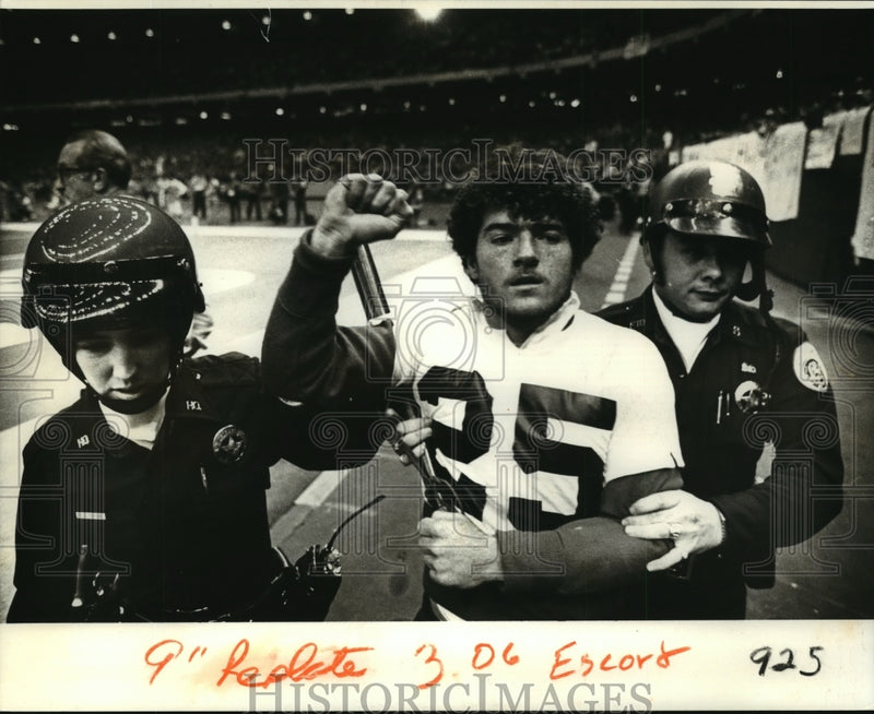 Load image into Gallery viewer, 1982 Press Photo Sugar Bowl - Police Escort Fan at Pittsburgh &amp; Georgia Game
