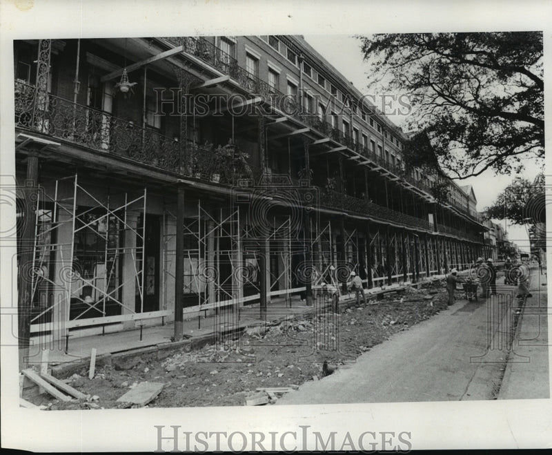 Load image into Gallery viewer, 1975 Press Photo New Orleans - Renovation of Pontable Building on Bottom Floor
