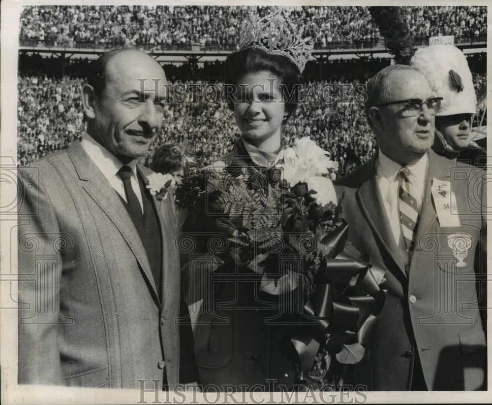 1969 Press Photo Sugar Bowl - Sugar Bowl Queen with Two Unidentified Men- Historic Images