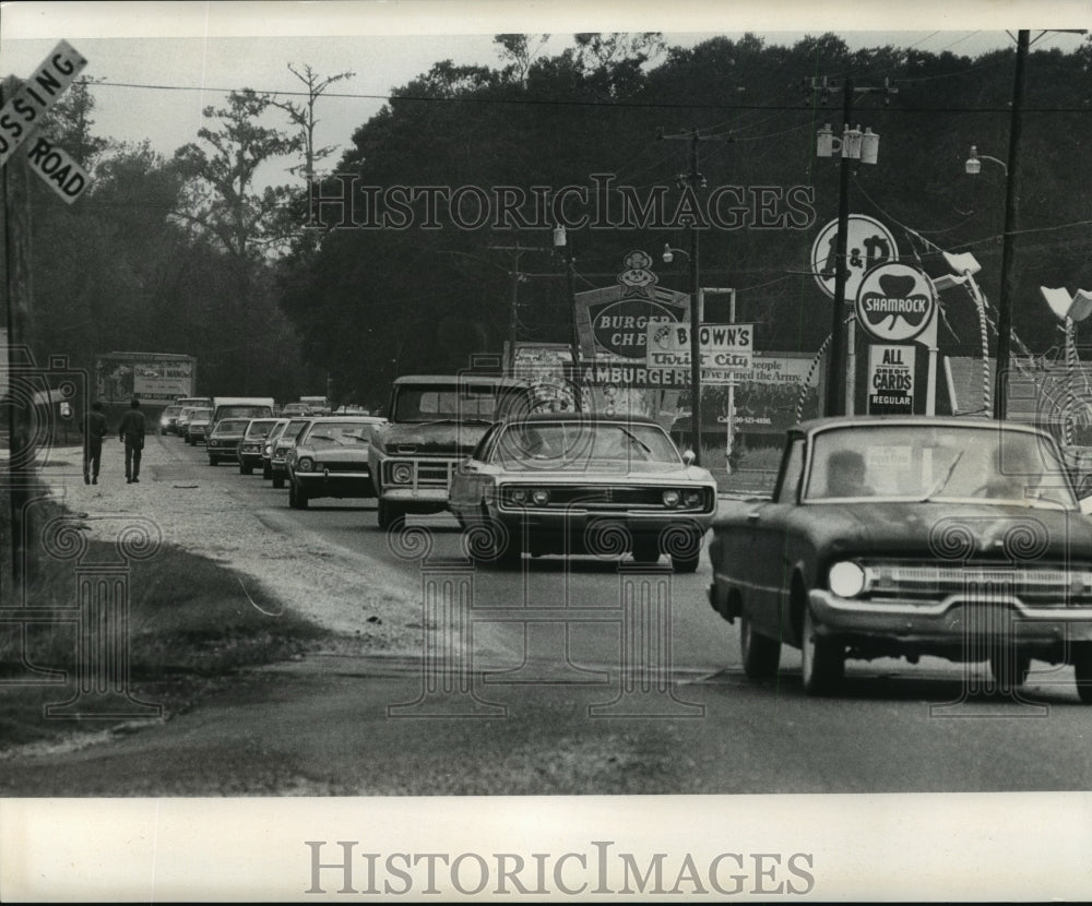 1974 Press Photo Hurricane Carmen People evacuating before onslaught of storm.- Historic Images