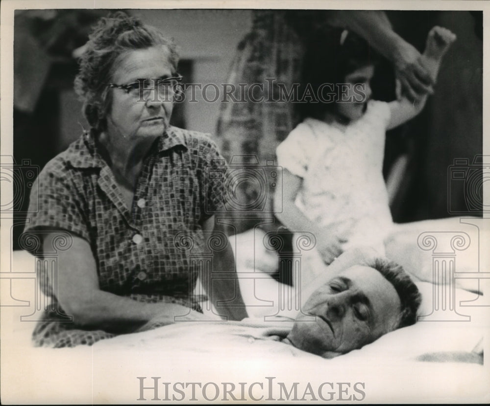 1964 Press Photo Hurricane Hilda - An old couple wait out the storm.- Historic Images