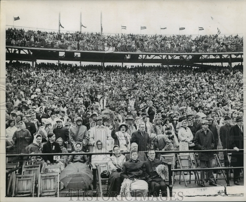 1968 Press Photo Sugar Bowl - Wrapped in blankets crowds still come to game.