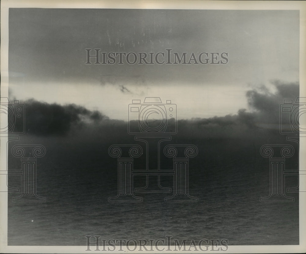 1951 Press Photo Eye of Hurricane- The &quot;eye of a hurricane has an eerie calmness- Historic Images