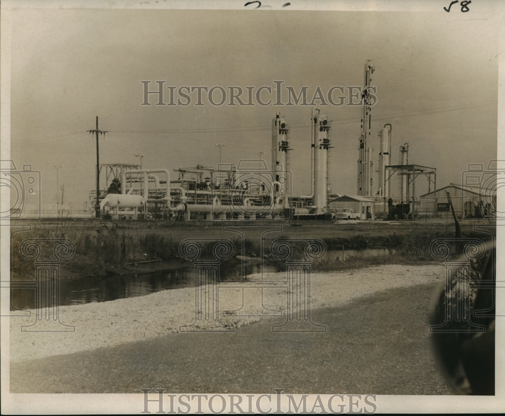 1965 Press Photo Hurricane Betsy - A gas treating plant in St. Bernard Parish.- Historic Images