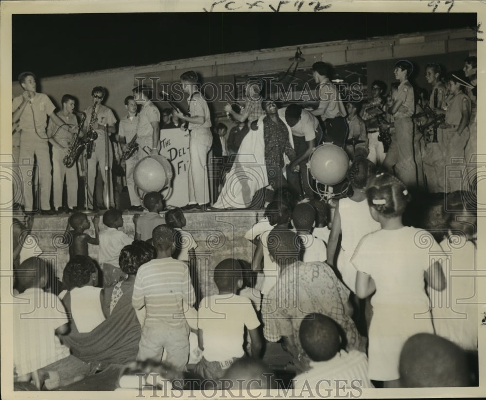 1965 Press Photo Hurricane Betsy - Bands play at Algiers Naval Base for refugees- Historic Images