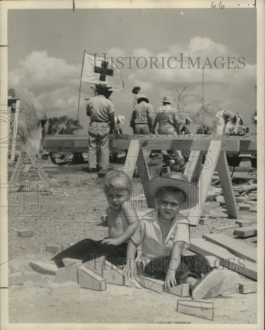 1957 Press Photo Hurricane Audrey - Diane & Roy Boudreax Play as Red Cross Helps- Historic Images