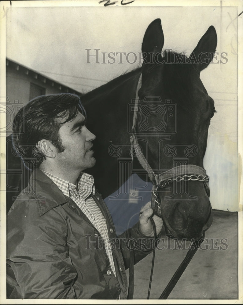 Load image into Gallery viewer, 1975 Press Photo Horse Racing- Dr. Jarrell with trainer W.I. Fox. - noa02998
