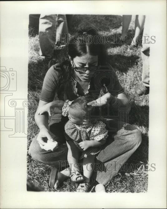 1976 Press Photo New Orleans - Woman & Baby Enjoy Jazz & Heritage Festival