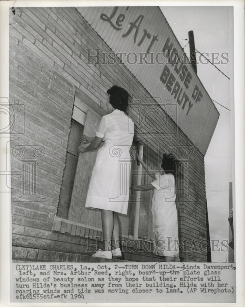 1964 Press Photo Linda Davenport and Mrs. Arthur Reed board up windows.- Historic Images