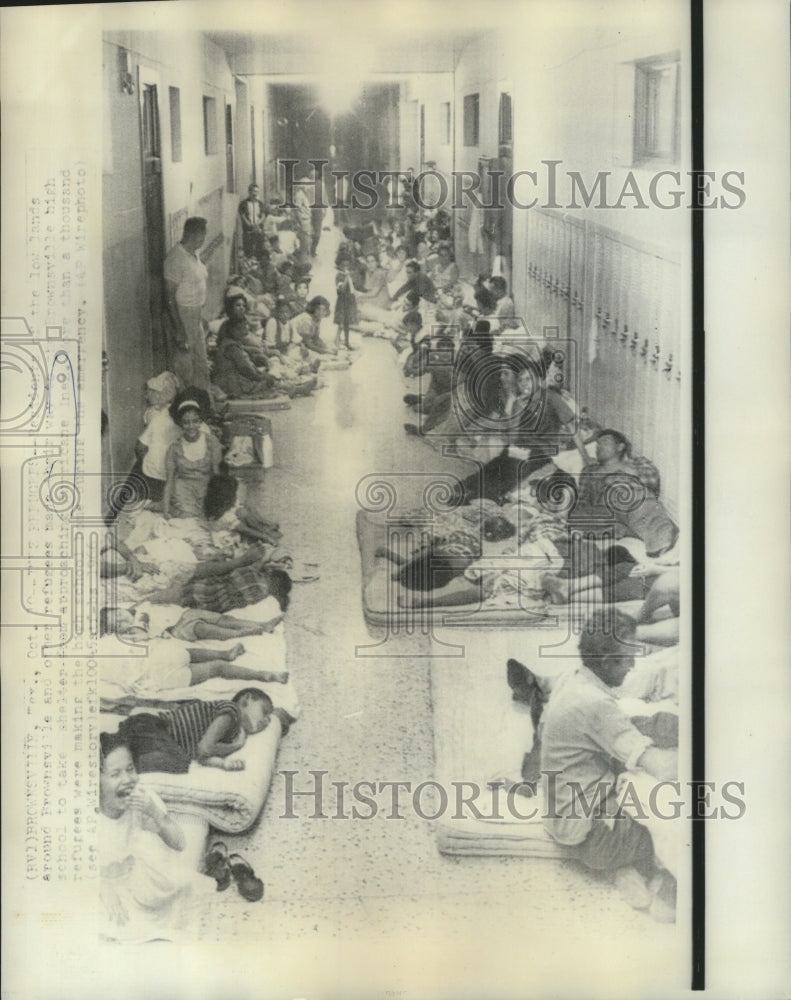 1966 Press Photo Hurricane Inez-Residents of lowlands around Brownsville.- Historic Images