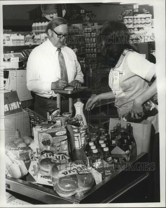 1977 Press Photo Hurricane Babe- Thomas L. Hoberg -stocking up for storm.