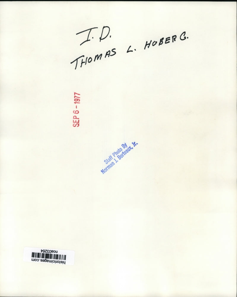 Load image into Gallery viewer, 1977 Press Photo Hurricane Babe- Thomas L. Hoberg -stocking up for storm.
