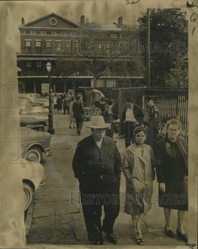 1963 Press Photo Mardi Gras New Orleans Carnival- Visitors stroll on Chartres- Historic Images