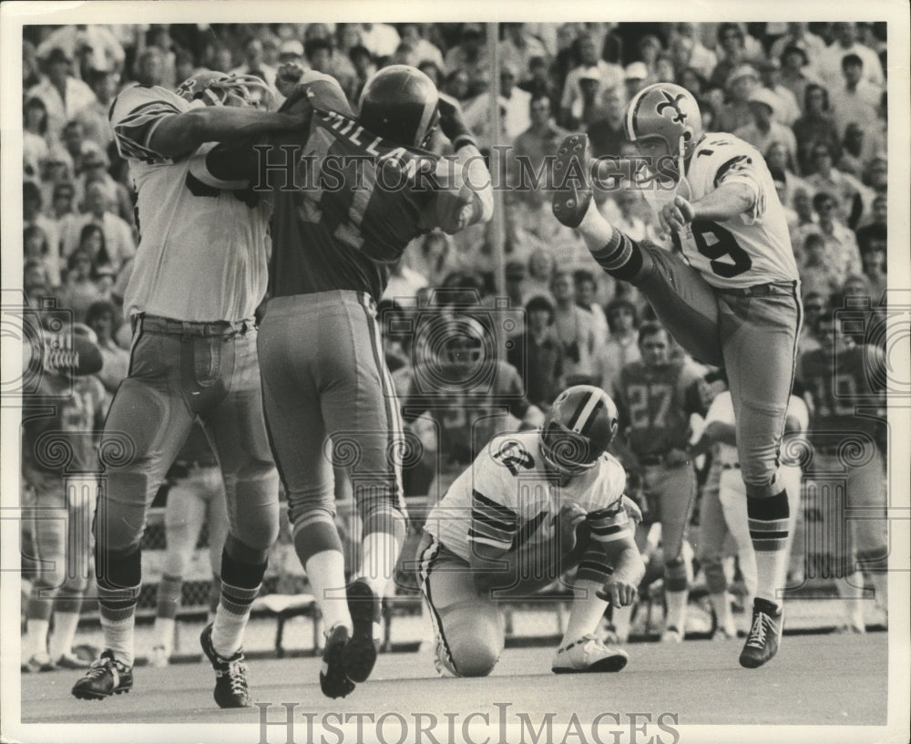  Press Photo New Orleans Saints- Kicker in action.- Historic Images