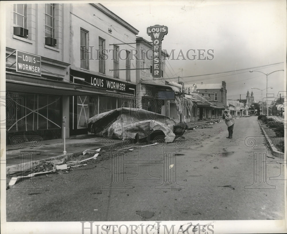 1964 Press Photo Hurricane Hilda Candid Cameraman captures damage in Franklin.- Historic Images