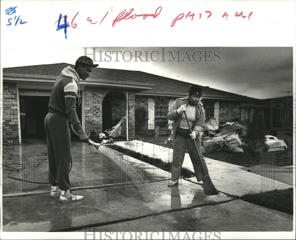 1985 Press Photo Hurricane Juan- Al Mims and his niece Deidre Bobb clean up - Historic Images