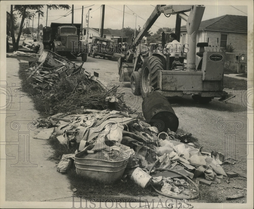 1966 Press Photo Hurricane Betsy- Work crews in Ninth Ward collect debris.- Historic Images