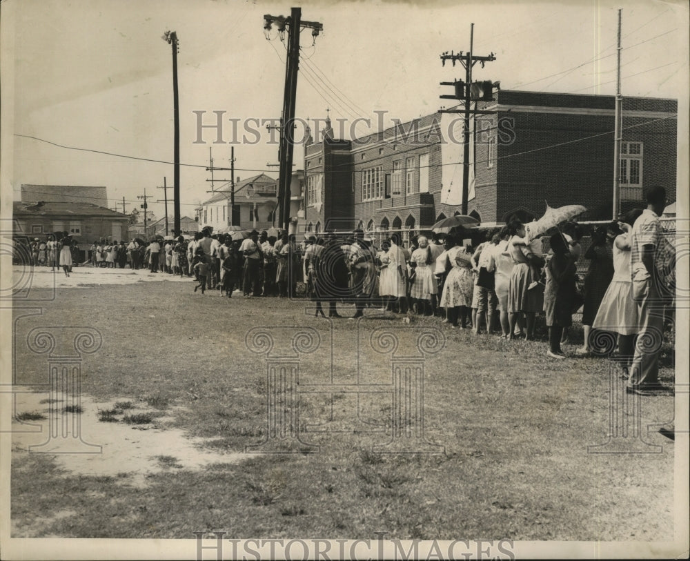 1965 Press Photo Hurricane Betsy -Victims of hurricane at Stallings Center.- Historic Images