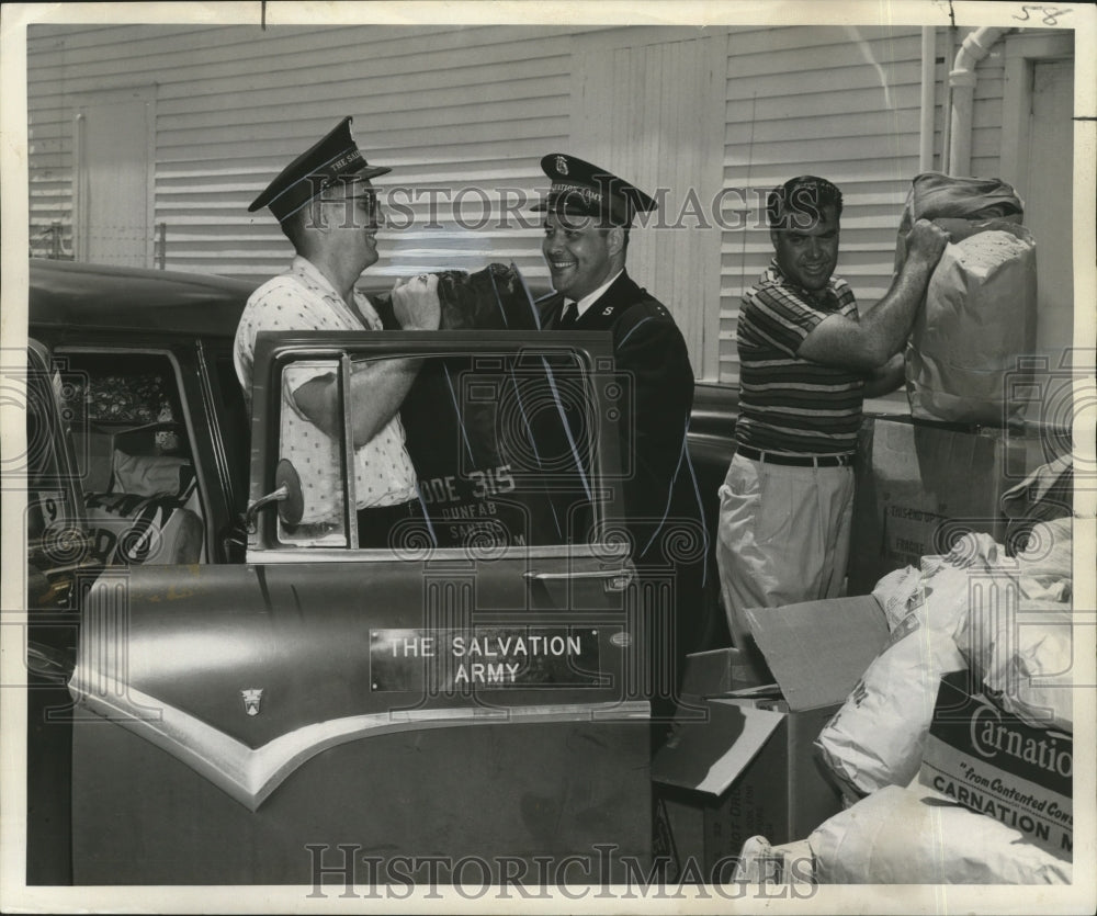 1957 Press Photo Hurricane Audrey- Salvation Army sends supplies to Cameron area
