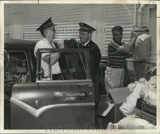 1957 Press Photo Hurricane Audrey- Salvation Army sends supplies to Cameron area