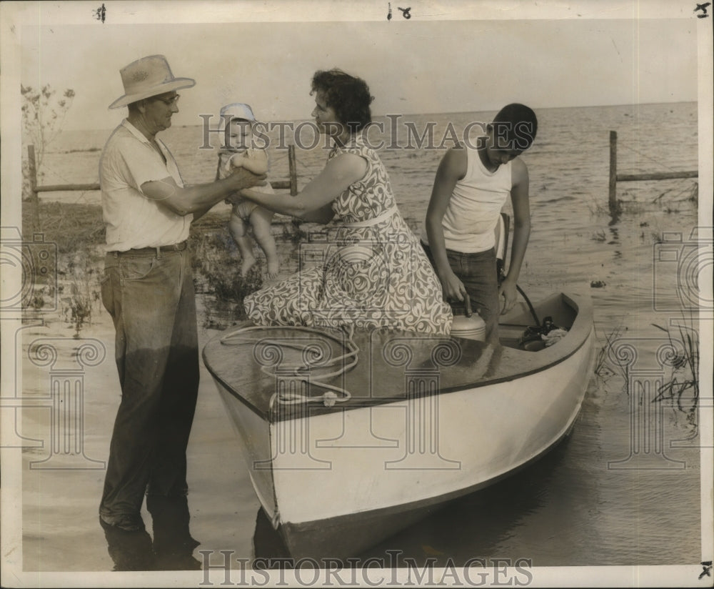 1957 Press Photo Hurricane Audrey-Relief workers rescue mother and baby.- Historic Images