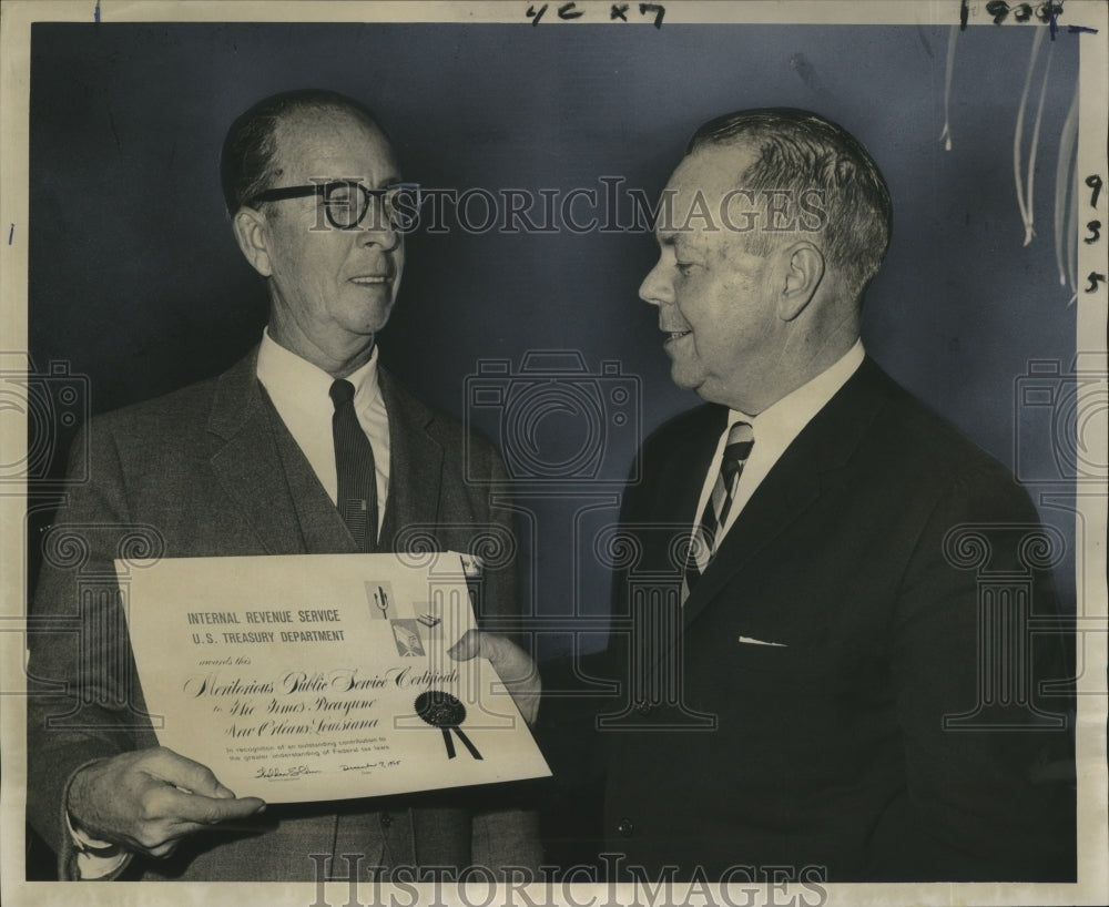 1965 Press Photo Ursy presenting Poe an IRS citation of the Times-Picayune- Historic Images