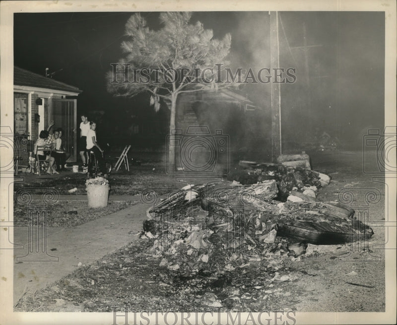 Load image into Gallery viewer, 1965 Press Photo Hurricane Betsy- Wreckage litters 2500 block of Port St.
